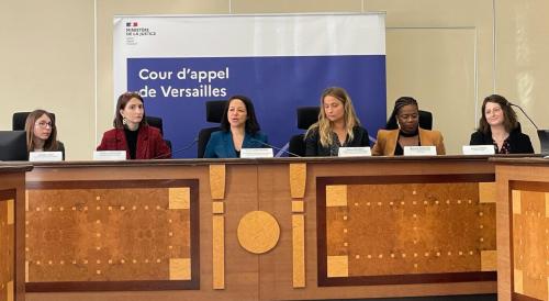 Sonya Djemmi-Wagner, présidente de l’association Femmes de justice, entourée de jeunes professionnelles toutes diplômées du master Carrières judiciaires (Juliette Cony, Charline Souchon, Anouk Lecomte, Mariella Sognigbe et Aurore Fasso, de gauche à droite